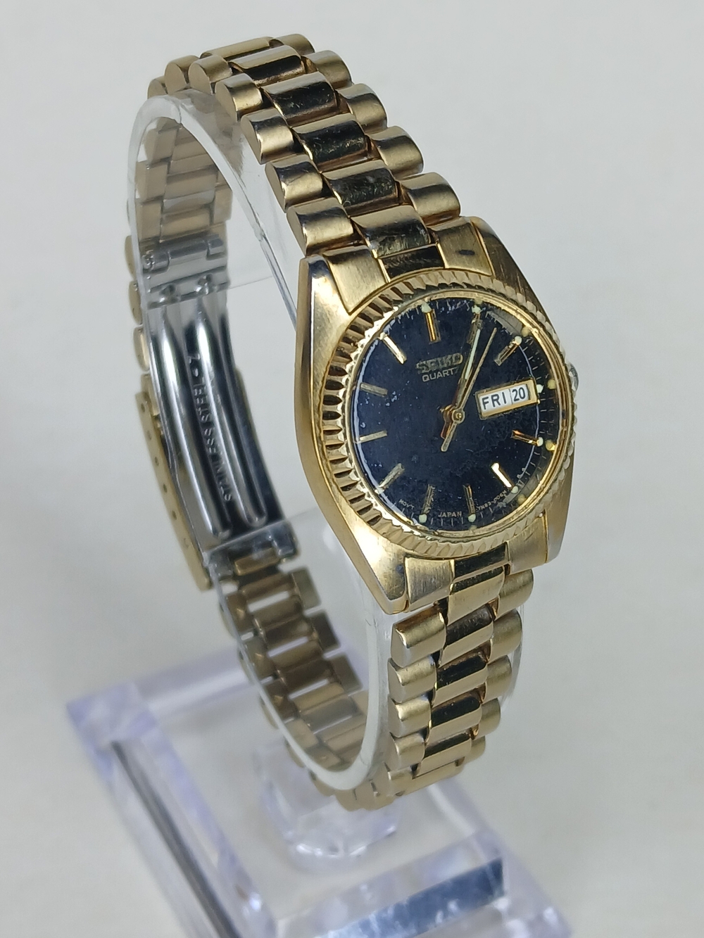 Seiko 7N83-0041 Gold Tone Quartz Watch Fluted Bezel Navy Blue Dial Day Date